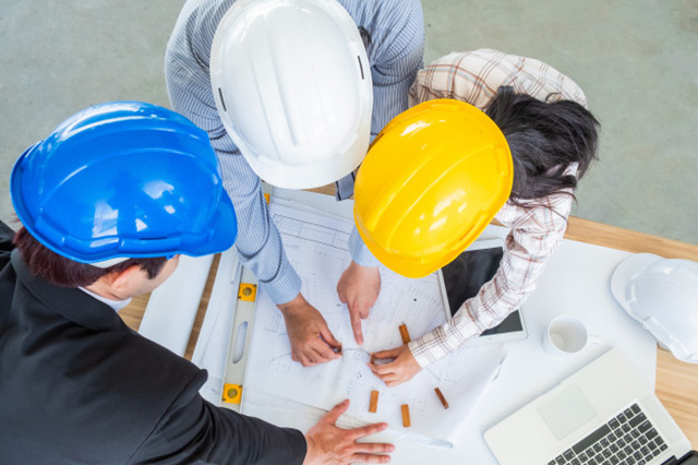 trabajo-equipo-hombre-negocios-e-ingeniero-cafe-al-aire-libre-computadora-portatil_42044-823